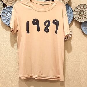 1989 Taylor Swift comfy TSHIRT size Medium